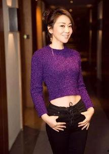 娱乐吃瓜妹闫妮是谁扮演的,揭秘幕后喜剧女神