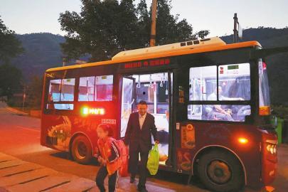 娱乐吃瓜酱坐公交车